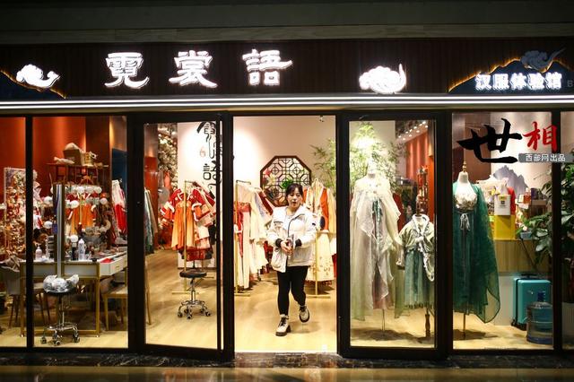 世相丨汉服妆造师萱萱：复原旧颜 为传统文化“妆”点