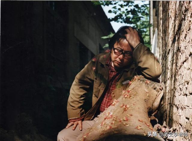 作家路遥老照片:病危时妻子坚持和他离婚,图8和莫言合影很罕见