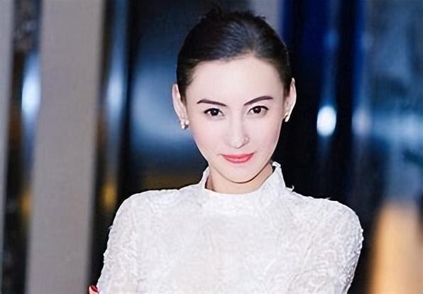 张柏芝母亲戴莎莉，16岁怀孕，四段婚姻，55岁还全裸拍三级片