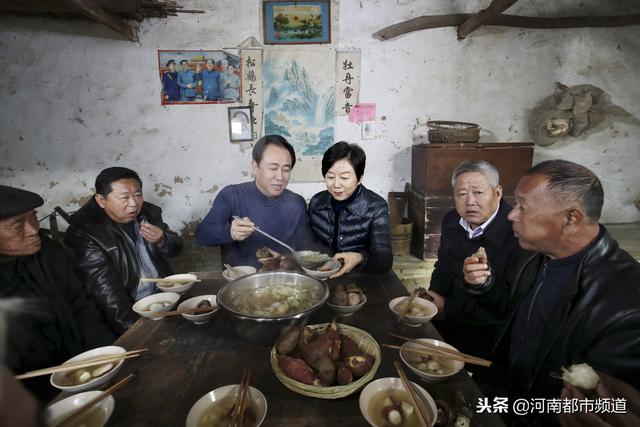 许家印阔别20年再回乡 回报乡里感念师恩