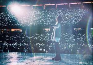 爱丽棒(明星演唱会一根荧光棒卖140元，粉丝的钱真那么好赚吗？)