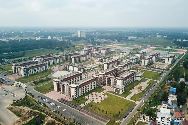 许家印阔别20年再回乡 回报乡里感念师恩