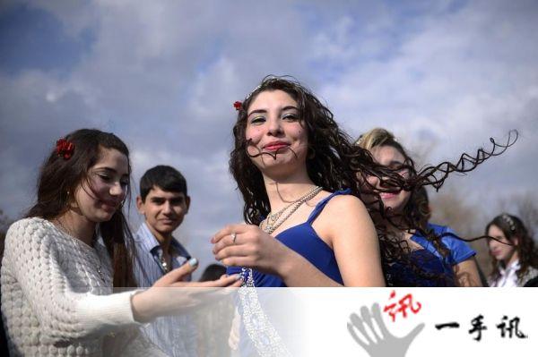 保加利亚新娘集市上演爱情买卖 当地人称新娘市场