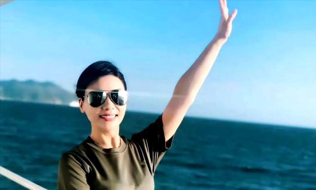 民歌天后陈思思：嫁给青歌赛冠军师鹏生一女，今49岁气质依旧动人