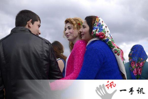 保加利亚新娘集市上演爱情买卖 当地人称新娘市场