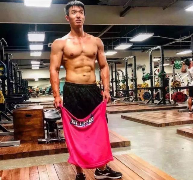 奶凶小狼狗和教练“基情”满满， 真是个单纯大男孩！