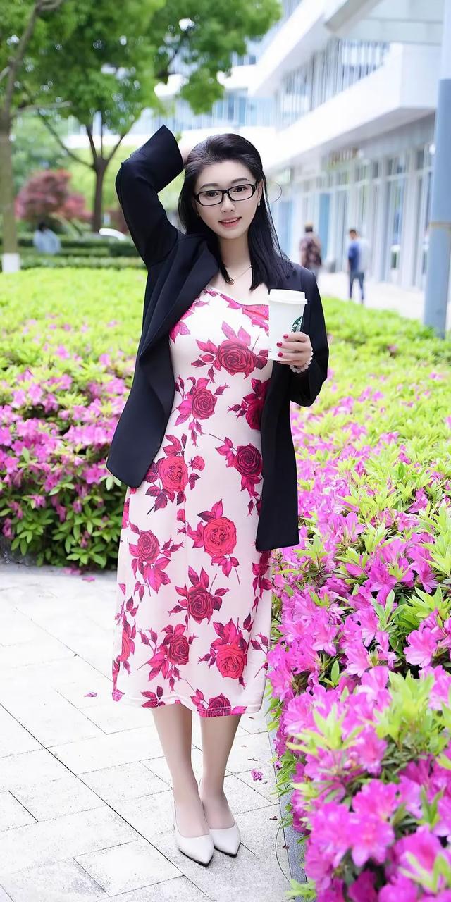 模特美女雅茹，粉红长裙的优雅风情写真