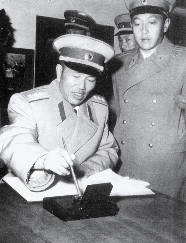 邓华被批判并下放四川，只有一位高级将领敢登门拜访，此人是谁？