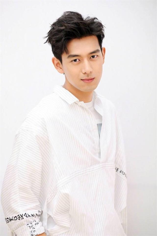 李现结婚了吗女友是谁？李现是富二代吗父母是干什么的家境遭扒