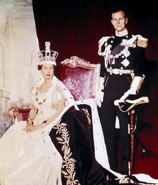 别低头，王冠会掉！18年女王吐槽1.28公斤的帝国王冠：会压断脖子