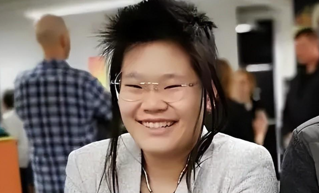 被批“不男不女”的毕凌,把父亲毕福剑所剩无几的体面,撕得稀碎