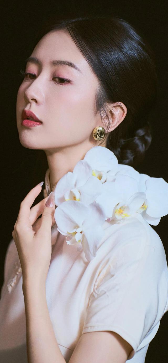 ​美女系列壁纸第4224期—一袭白色旗袍的许龄月