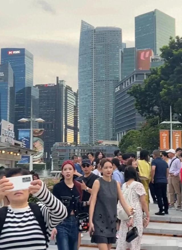 程潇与程晨新加坡旅行，背17万的包包好惬意，妹妹红头发凸嘴抢镜