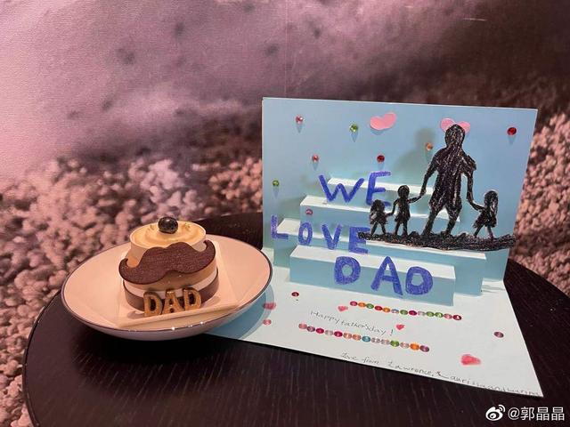 霍启刚罕晒8岁儿子正脸，五官秀气脸型标致，长相帅气随了爸