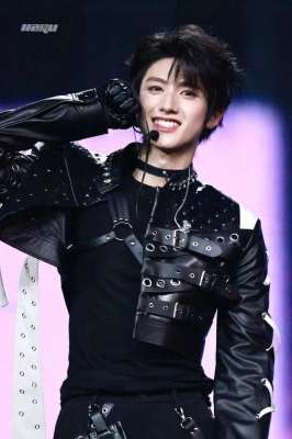 tf家族朱志鑫(TF三代成团夜：朱志鑫不是C位？那我们是来干嘛的，吃瓜群众吗？)