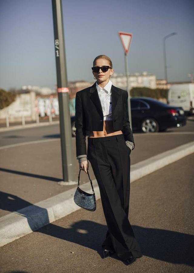 “白+黑”真是永恒的经典,多少岁都能穿,掌握穿搭技巧一定很美