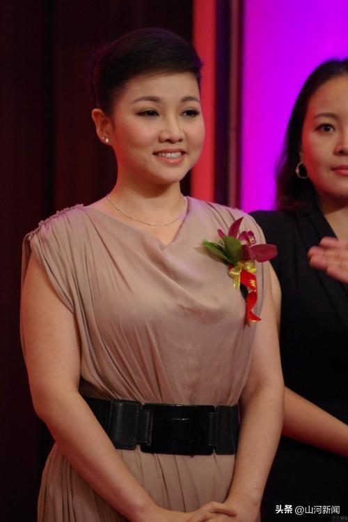 她是军旅歌唱家，身材丰满被称“中年杀手”，今转身成北电教授！