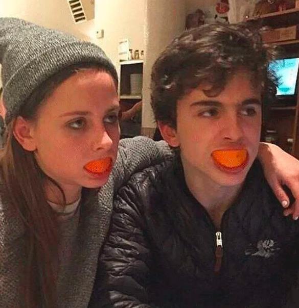 超可爱！“甜茶”晒出幼时与姐姐玩摩天轮照片