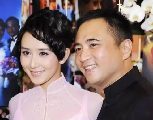 嫁给名门后裔,却不做豪门金丝雀,42岁胡静被朱兆祥宠溺至深