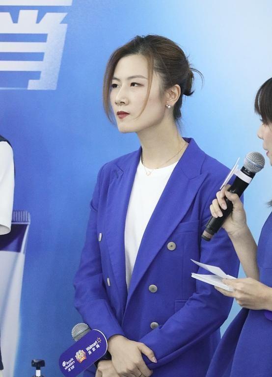 大满贯同框！丁宁变美艳女白领五官好精致，181张继科爱穿内增高