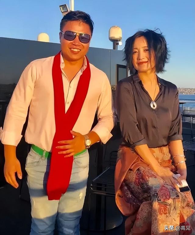 4登春晚，被恩师欺骗流产，暗讽刀郞，56岁斯琴格日乐怎么样了？