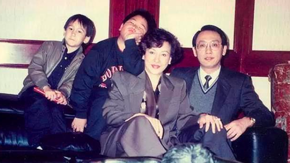 18岁当汤臣总裁:身价千亿颜值爆表,和王思聪有“天壤之别”