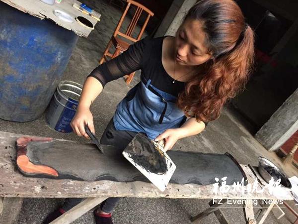 在南后街“邂逅”福建唯一女斫琴师