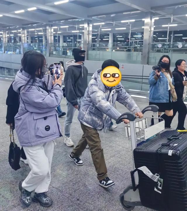 李易峰近况：乘250万豪车出行，仍被称为“白月光”“乖宝宝”