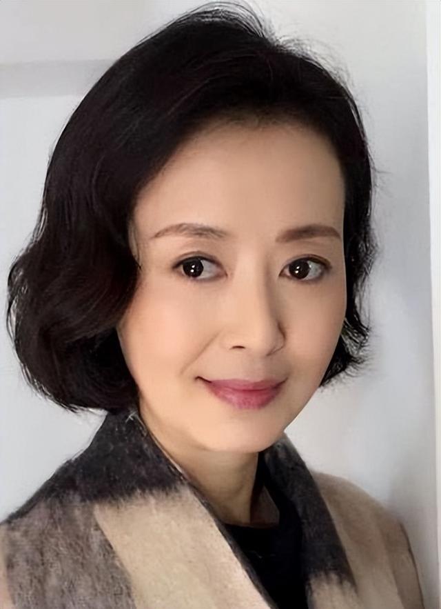 演完白敬亭张小斐妈妈，许凯妈妈，52岁的她魅力风采不减当年