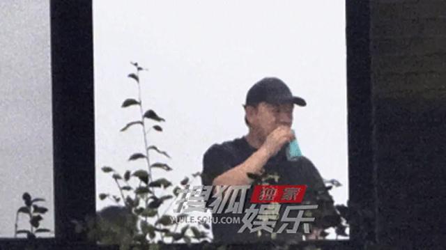 黄渤现身工作室忙碌 身穿短袖特别有活力