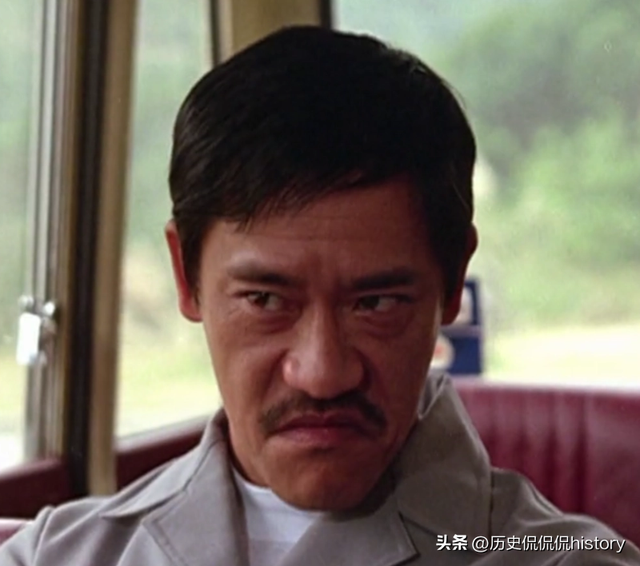 香港“三级片”教父，曹查理经典Pose依旧欠揍，女演员纷纷怀念