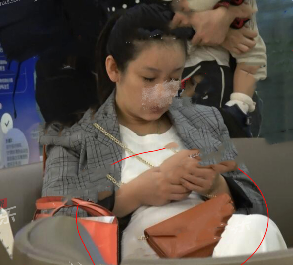 秦海璐41岁高龄拼二胎?与大7岁老公现身医院,小腹隆起疑有身孕