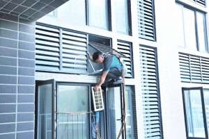 坠楼身亡(空调师傅高空作业坠楼身亡，业主是否需要承担责任？)