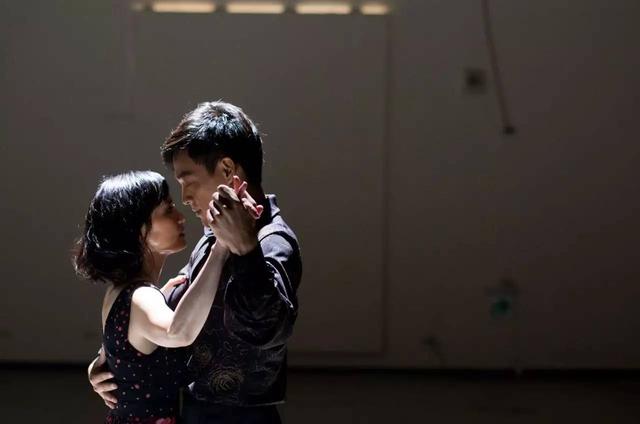 他的处女作帮助她战胜巩俐