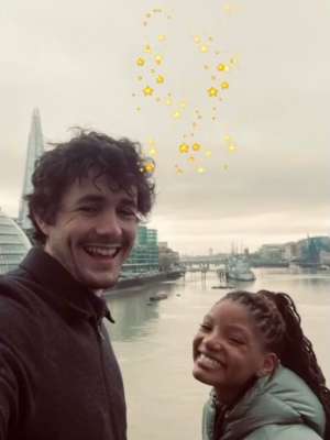 小美人鱼公主(小美人鱼真人电影主演首曝合影，两人同框似父女，网友：泥鳅公主)