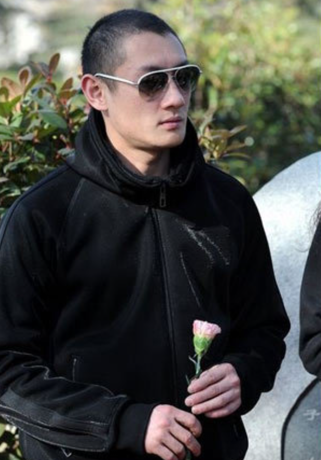 2009年李钰去世，男友汪雨为她扫墓十多年，她凭什么赢了赵薇张敏