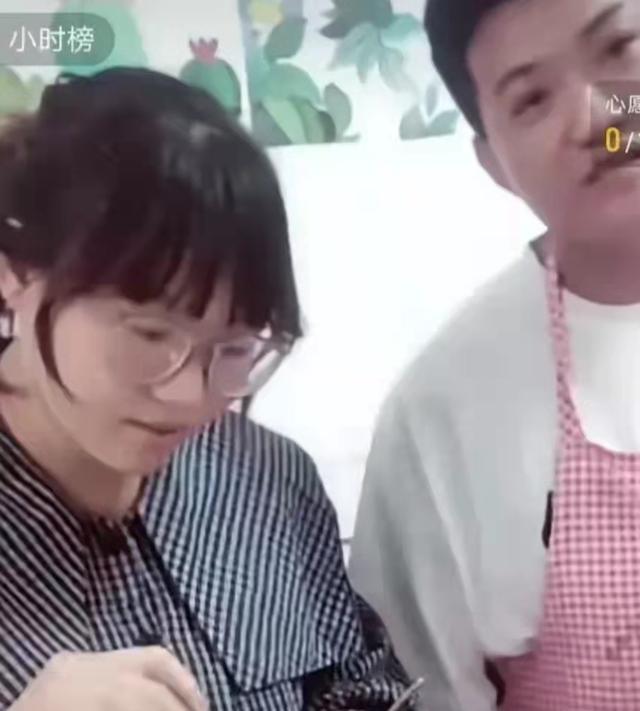 徐剑锋认亲回家后，姐姐姐夫给弟弟买新衣服，生母离世成永久遗憾