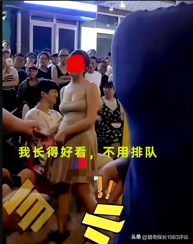 什么部门能管穿着暴露？杭州一小卖部老板娘低胸装与夹子音引争议