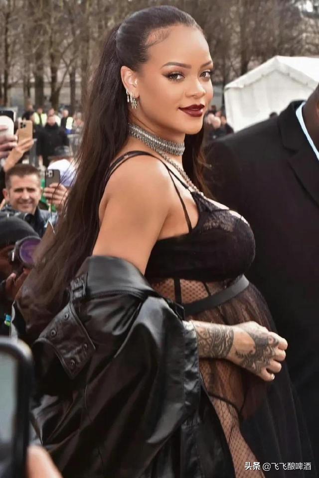 日婆大方秀孕肚,同样都是女明星怀孕,内娱咋是另一翻景象?