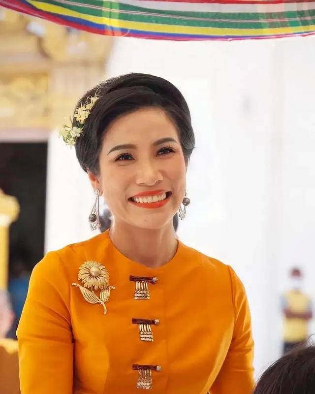 诗妮娜贵妃偷摸生子，有儿有女儿子七岁，生日放一家4口漫画示威