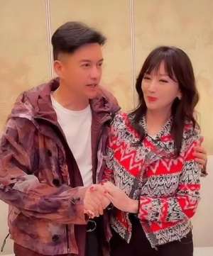 吕良伟照片(66岁赵雅芝与64岁吕良伟亲密同框，嫩似一对小情侣，与周润发似两代人)