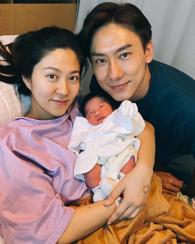 恭喜！35岁TVB小花早产生下7磅重儿子，与主持人老公恩爱多年