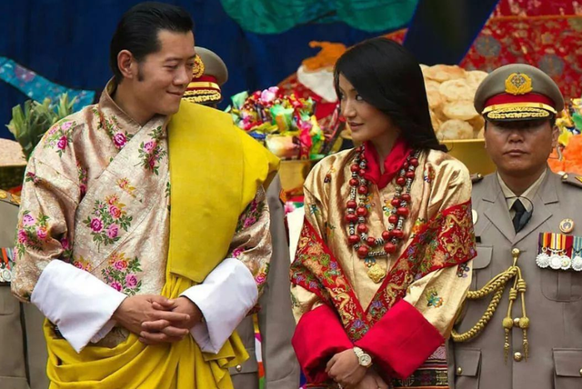 不丹老国王娶4个亲姐妹，个个肤白貌美丹凤眼，生下5颗耀眼明珠