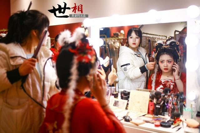 世相丨汉服妆造师萱萱：复原旧颜 为传统文化“妆”点