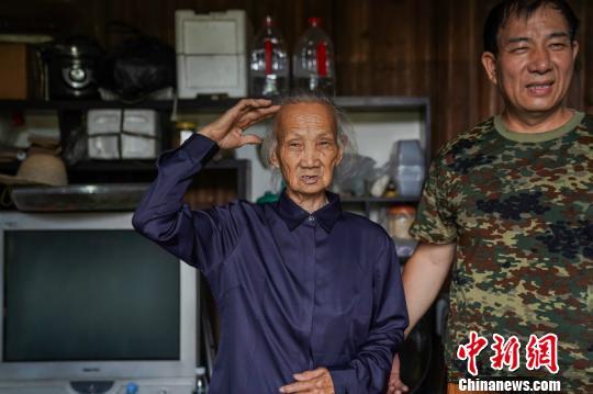 通讯:广西老人守护红军墓园数十年 不愿离开烈士进城