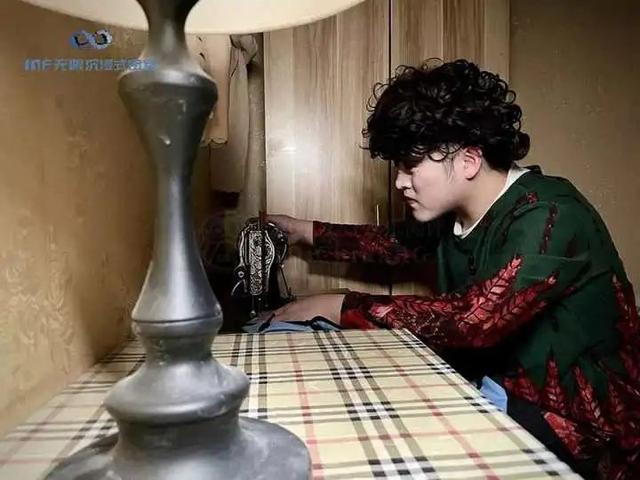 假期第一天,23岁小伙演了11遍中年大妈!有人因他一句话嚎啕大哭