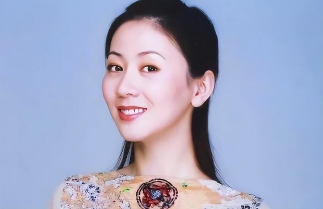 汤加丽：因当“人体模特”被丈夫抛弃，被父母嫌弃，46岁仍然单身