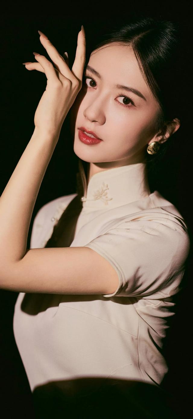 ​美女系列壁纸第4224期—一袭白色旗袍的许龄月