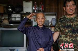 徐绍英(通讯：广西老人守护红军墓园数十年 不愿离开烈士进城)