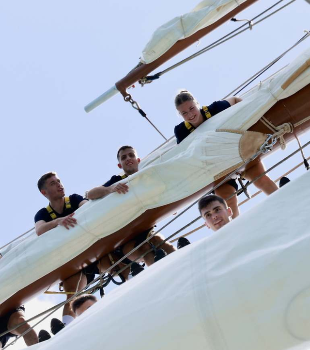 莱昂诺尔公主在巴西过情人节，紧身短裤秀结实大腿，百米高空绽笑